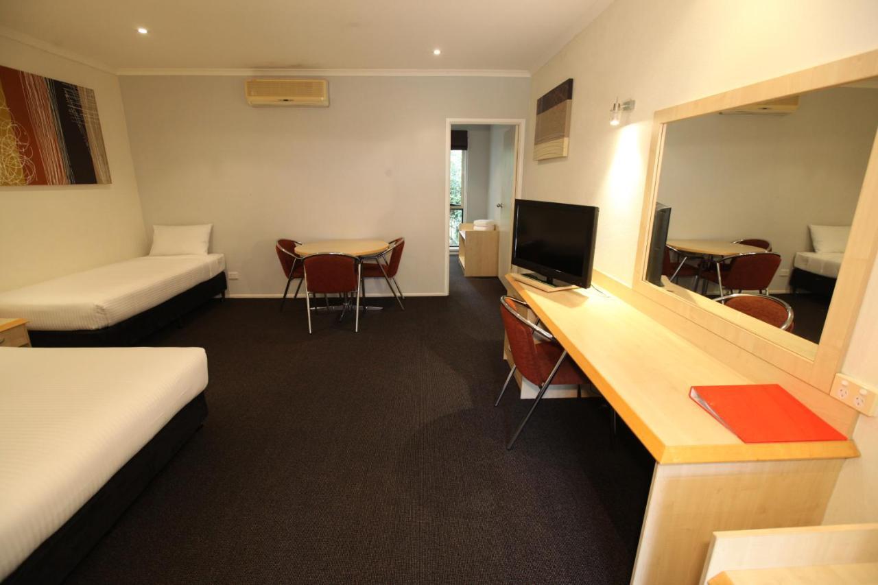 Red Bridge Motor Motel 4*